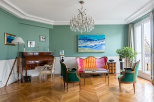 Vibrant & Classic image 1