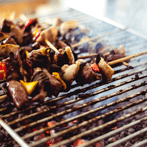 Gather everyone around for a wholesome barbecue at lunch