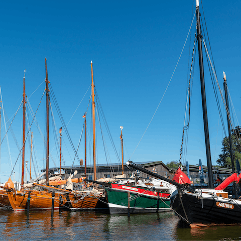 Explore Bodstedt and its harbour, known for its traditional Zeesenbootes – just a ten-minute walk away