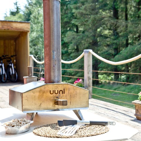 Cook a fresh pizza on your outdoor Uuni pizza oven