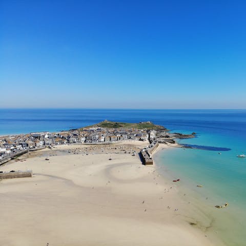 Pack up your beach bags for days at St Ives –⁠ just a fifteen-minute drive away