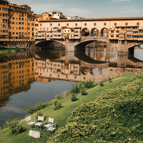 Take an early evening passeggiata over Ponte Vecchio (a twelve minute stroll away)