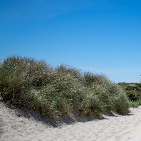 Discover the beautiful sandy beaches of Northern Djursland from this cabin in Fjellerup Strand
