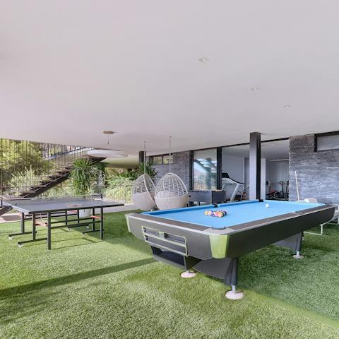 Take advantage of the games area to compete in table tennis and more