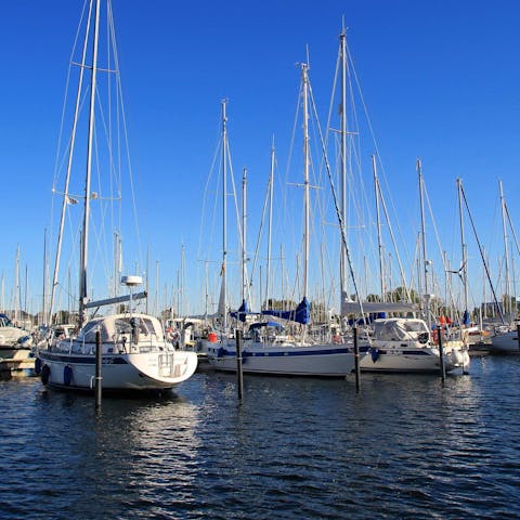 Try your hand at sailing – you are right beside Wendtorf Marina 