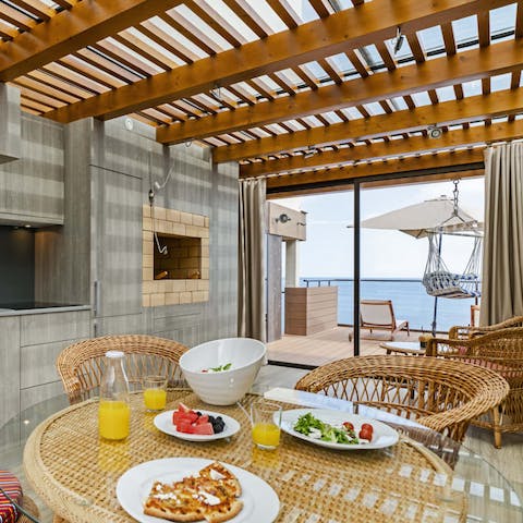 Cook out on the covered balcony with sea views