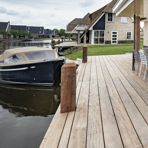 Make use of your private jetty and easily sail to the National Park de Weerribben and the Wadden islands