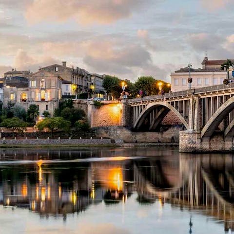 Stay in the heart of the quaint French market town of Castillon-la-Bataille