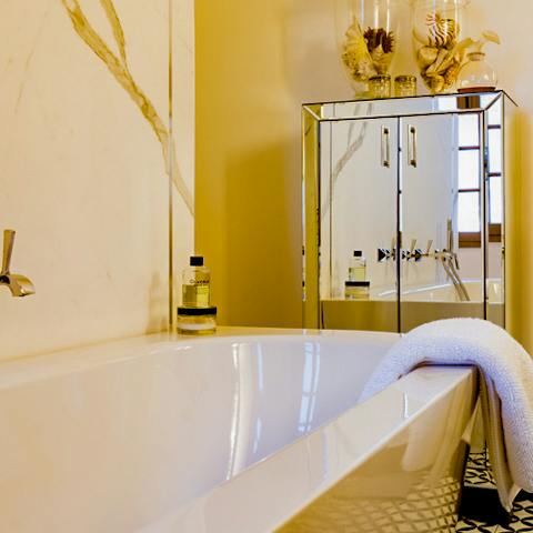 Luxuriate in the bathtub, after a day out in Saint-Émilion