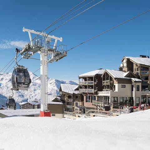 Take advantage of the ski lifts nearby and zoom down the slopes in no time