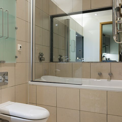 Clean & contemporary bathroom