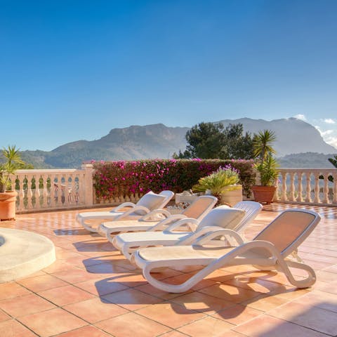 Sunbathe against the dramatic mountains of the Costa Blanca