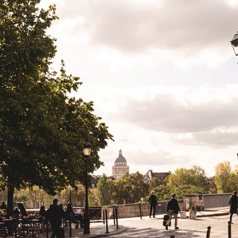 Meander around Île Saint-Louis with an ice cream