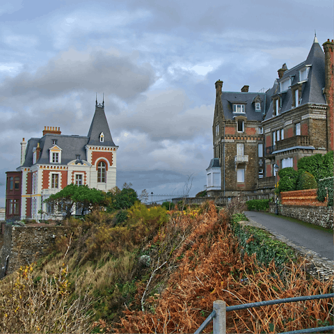 Take a thirteen-minute walk to Pointe de la Malouine and admire the Belle Époque mansions