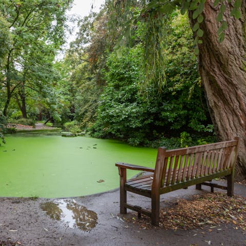 Stay in Canonbury Park – just 200 metres away from New River walk and its scenic footpath