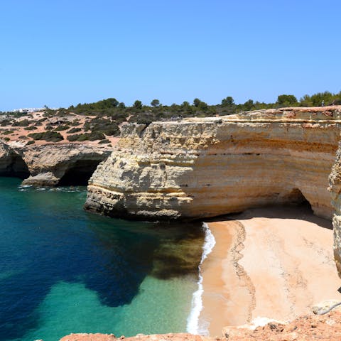 Discover the spectacular hidden beaches of the Algarve