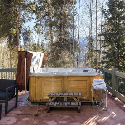 Unwind in the Jacuzzi with forest views  