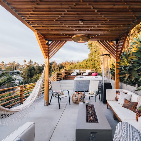 Savour the magic of California living whilst relaxing by the fire pit