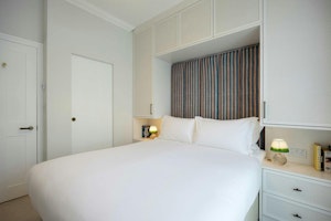 One Residence image 6