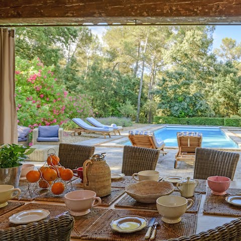 Spend a breakfast together in the outdoor dining space