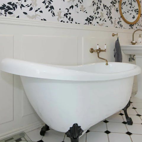 Soak all night in the freestanding, claw-foot bath tub with a glass of fizz