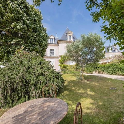 Spend sunny afternoons out in the building's communal garden