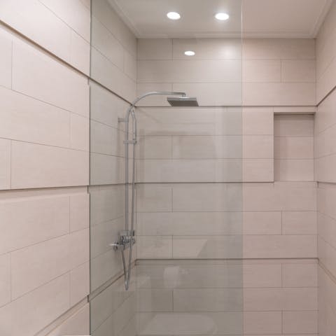 The rainfall shower head 