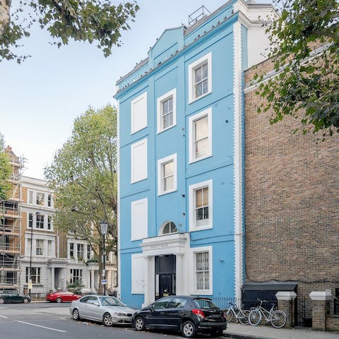 Live in a quintessential blue-coloured Notting Hill flat
