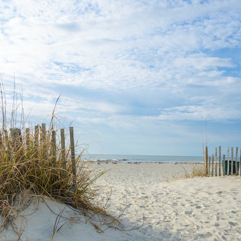 In only five minutes by foot your toes will be in the sand