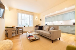 London Hues image 11