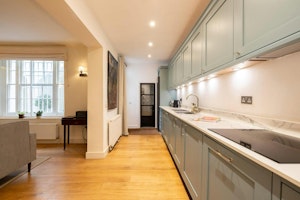 London Hues image 10