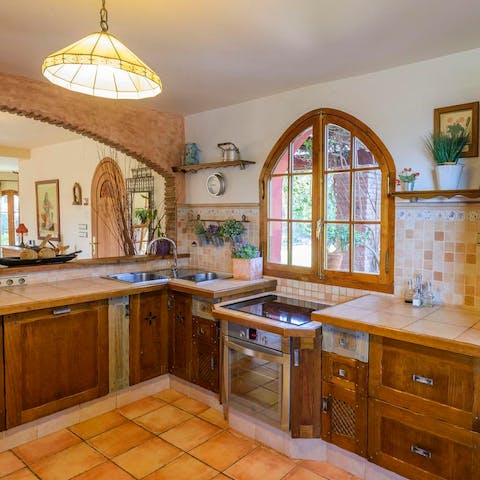 Rustle up your favourite Andalusian dishes in the fully equipped kitchen