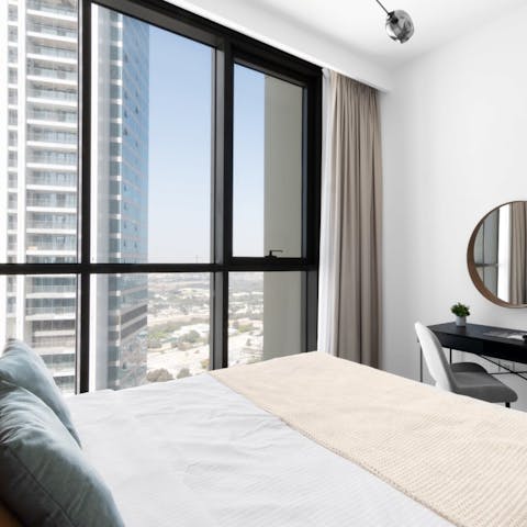 Wake up the views of Za'abeel Park from floor-to-ceiling windows in the bedroom