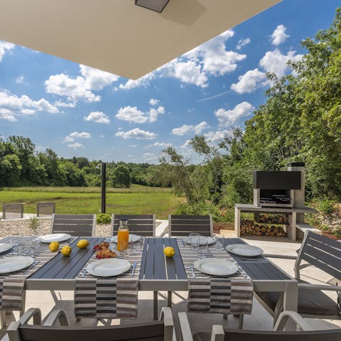 Enjoy fresh juice and tasty pastries on the outdoor table