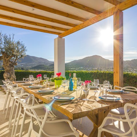 Come together for memorable alfresco meals as the sun sets over the mountains