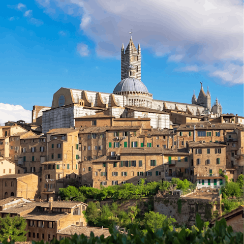 Enjoy sightseeing in Siena – just 12 kilometres away