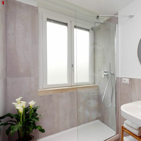 Relax under the rainfall shower before setting off for a day of sightseeing