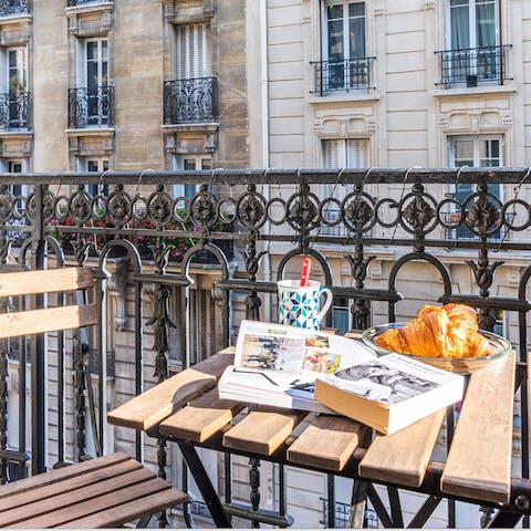 Dine alfresco on the balcony 