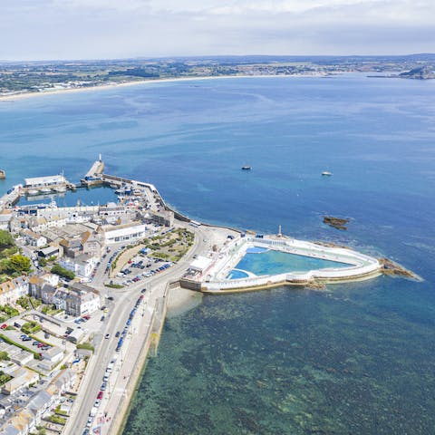 Stroll along the Penzance Promenade or make a beeline for the Jubilee Pool, a two-minute walk away