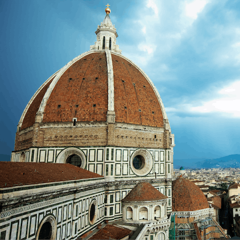 Walk seventeen minutes to the Duomo