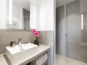 Le Gris Charmant image 11