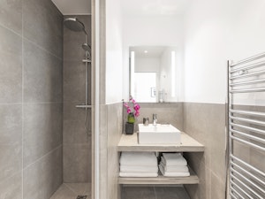 Le Gris Charmant image 3