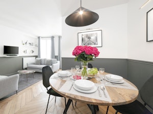 Le Gris Charmant image 2
