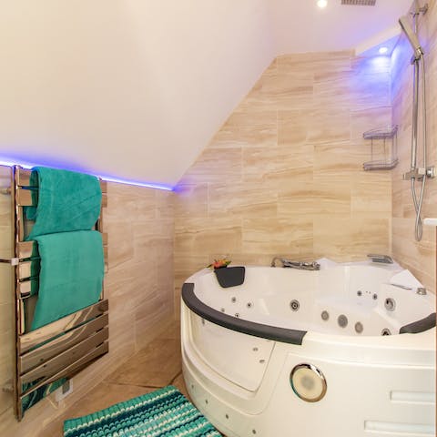 Let the Jacuzzi jets of the bathtub relax your muscles after a busy day exploring