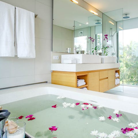 Unwind in the bathtub while gazing out at the surrounding nature