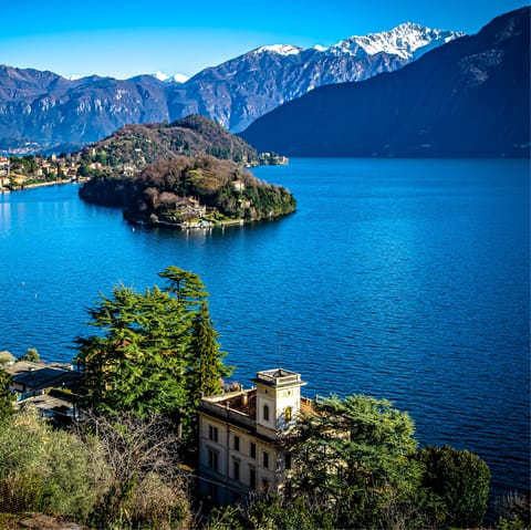 Admire the stunning scenery of Lake Como 