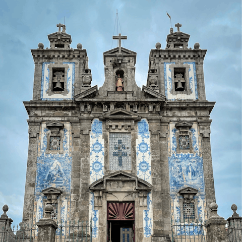 Marvel at the architecture of beautiful Santa Ildefonso church