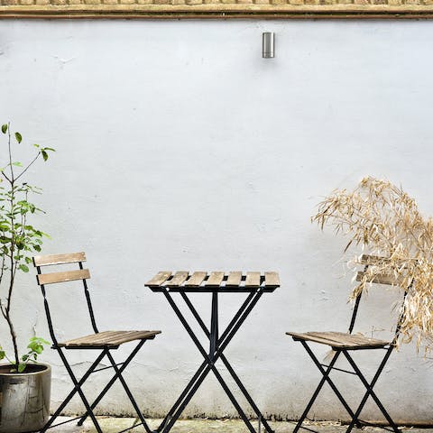 Pour a glass of your favourite drink and enjoy laid-back evenings outside