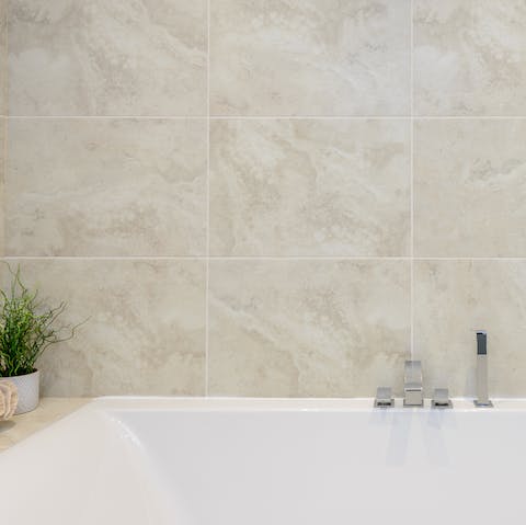 Wash off the sand and sea salt in the home's bathtub