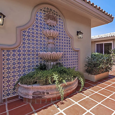 Make the traditional fountain the perfect backdrop for holiday snaps